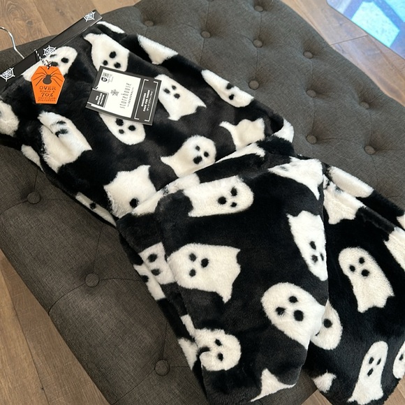 Ghost oversized faux fur throw black & white 50x70 Halloween - Picture 2 of 2